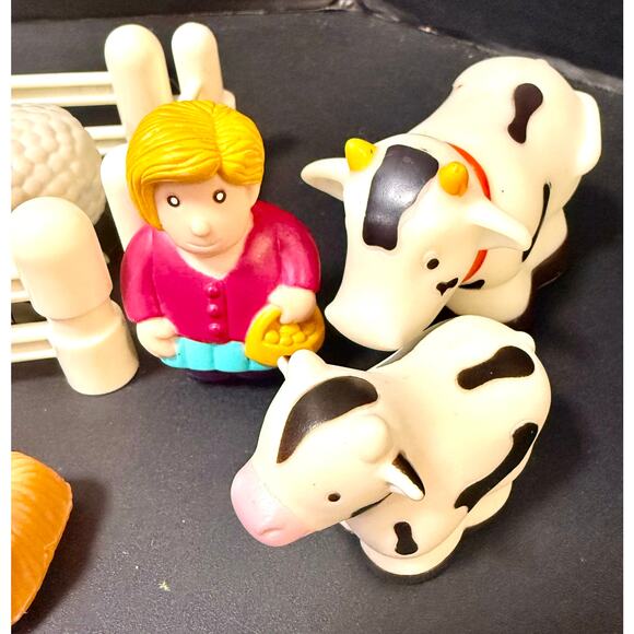 Battat Little Farmer’s Playset Farm Set with 21 pcs tractor wagon farmer animals - Picture 2 of 6